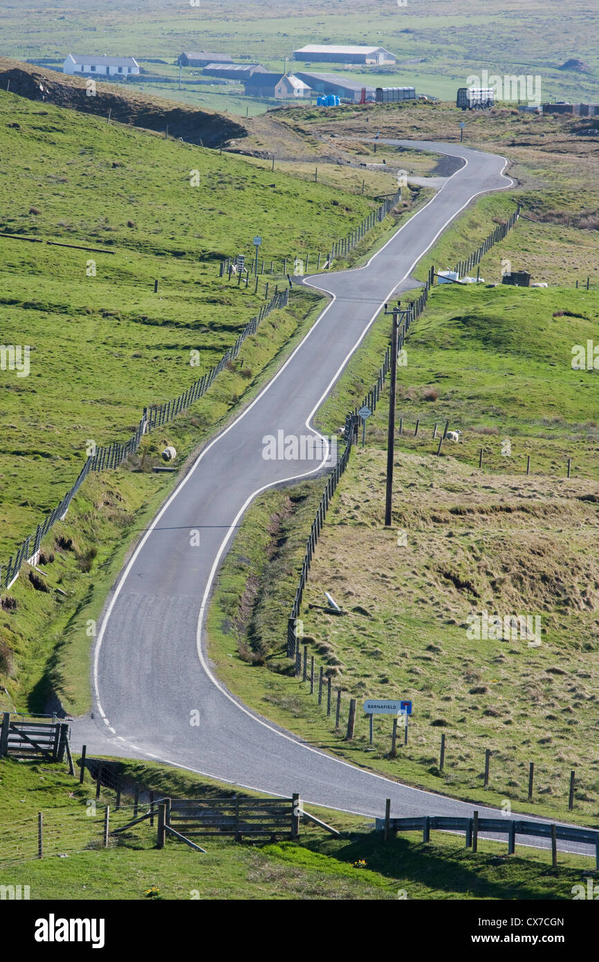 Single Track Road mit Verabschiedung stellt North West Mainland, Shetland, UK LA005685 Stockfoto