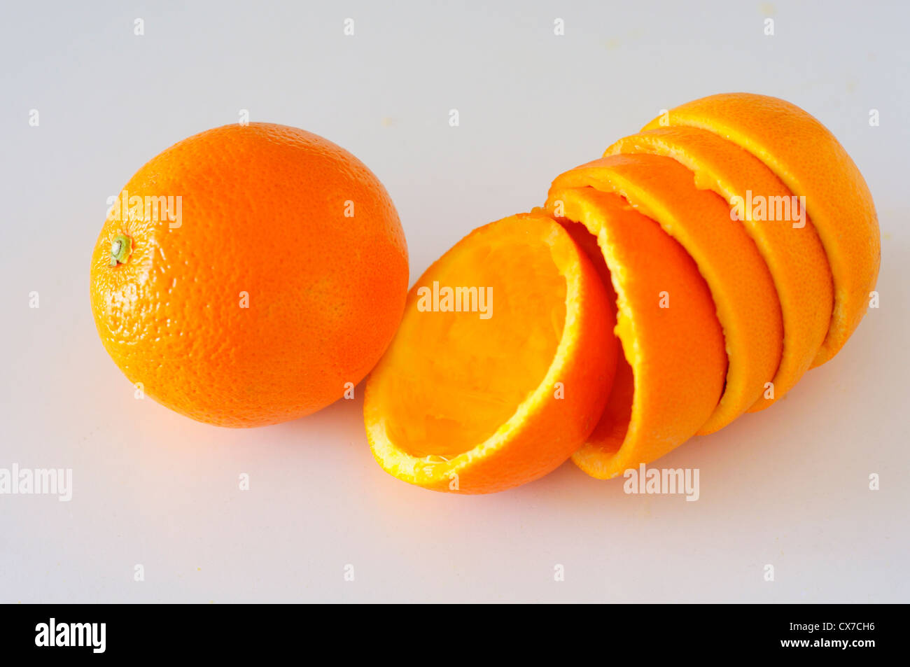 Halbe Orangen gepresst Stockfoto