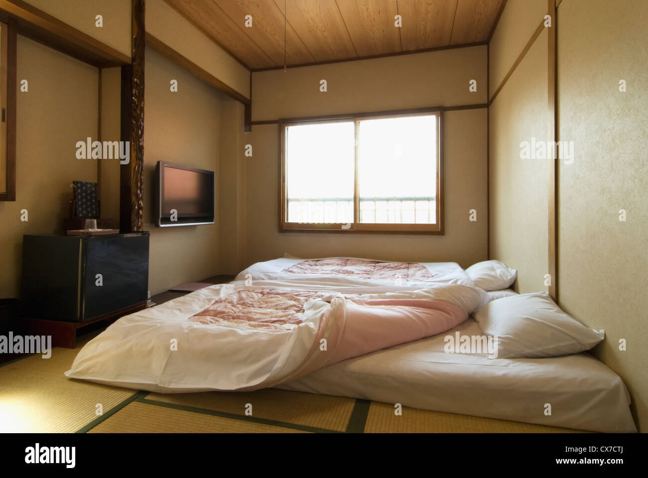 Traditionelle japanische Schlafzimmer mit Tatami-Boden und Futon-Betten;  Takayama, Gifu, Japan Stockfotografie - Alamy