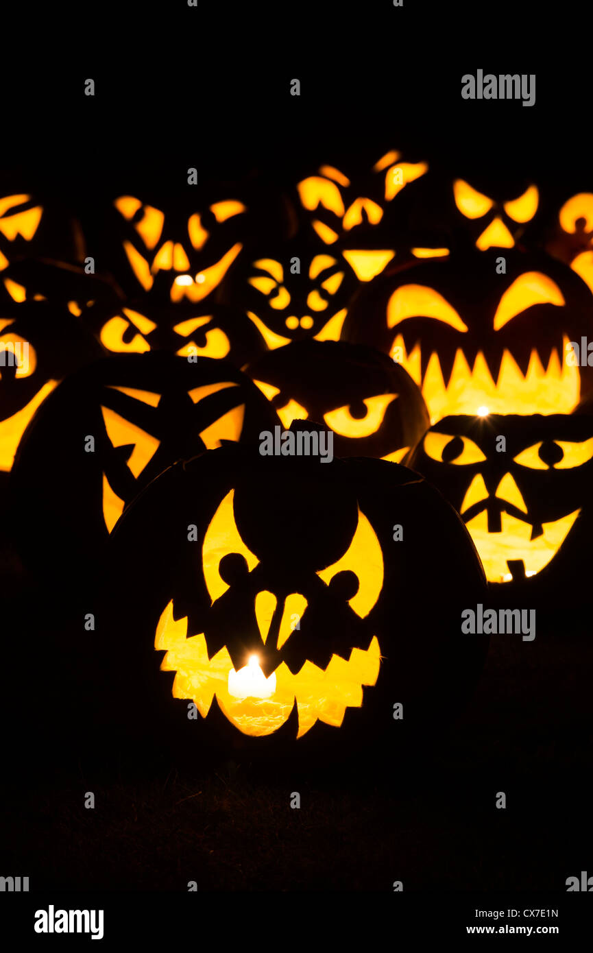 Halloween Gartenflagge Mit Gothic Skelett & Kürbis Design, 30,5 X 45,7 Cm, Doppelseitig, Wetterfest – Gruselige Deko Für Draußen