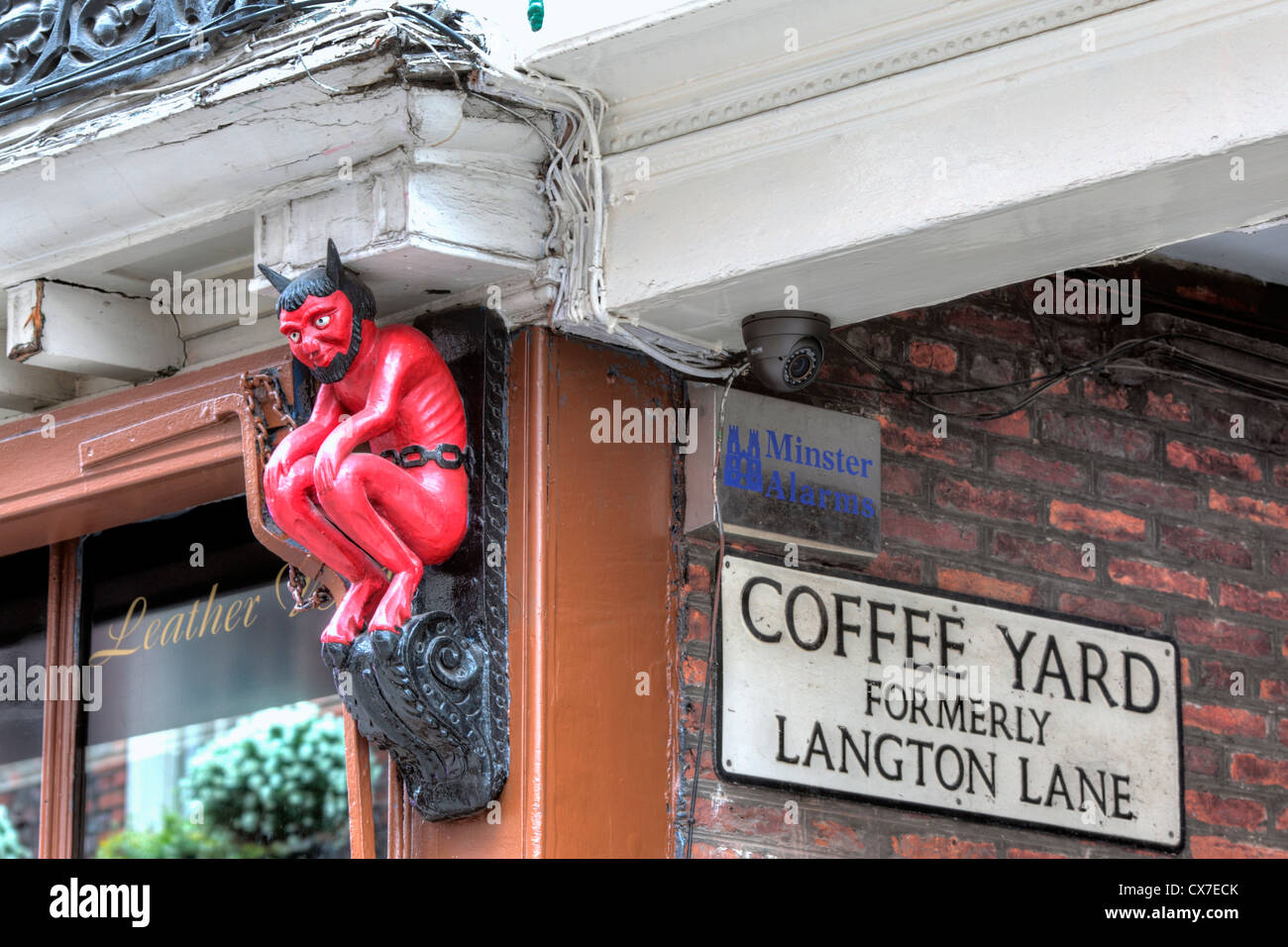 Skulptur der Teufel auf der Fassade des alten Hauses, des Druckers Shop bei 33 Stonegate Street, York, North Yorkshire, England, UK Stockfoto