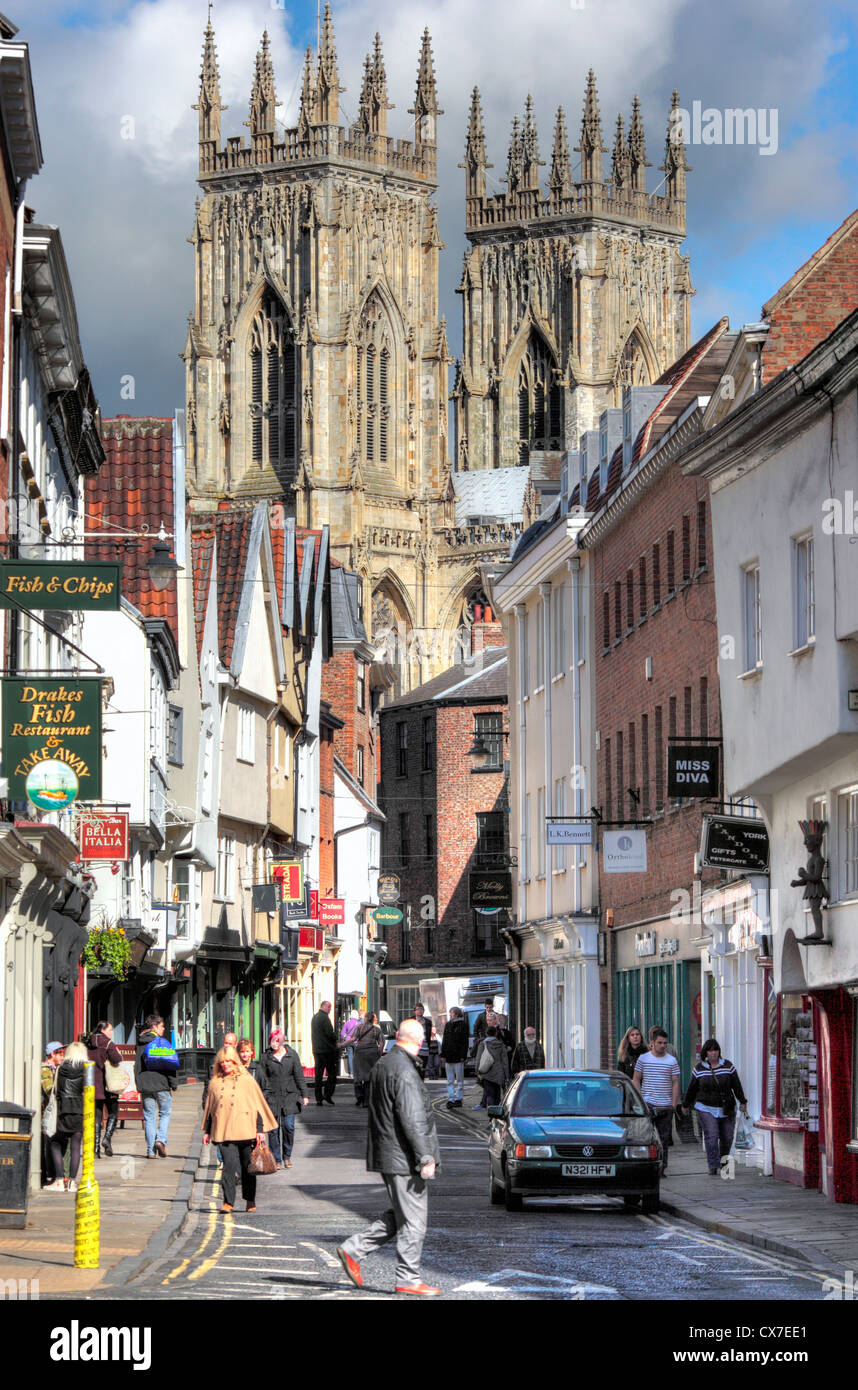 Ansicht des Münsters von niedrigen Petergate, York, North Yorkshire, England, UK Stockfoto
