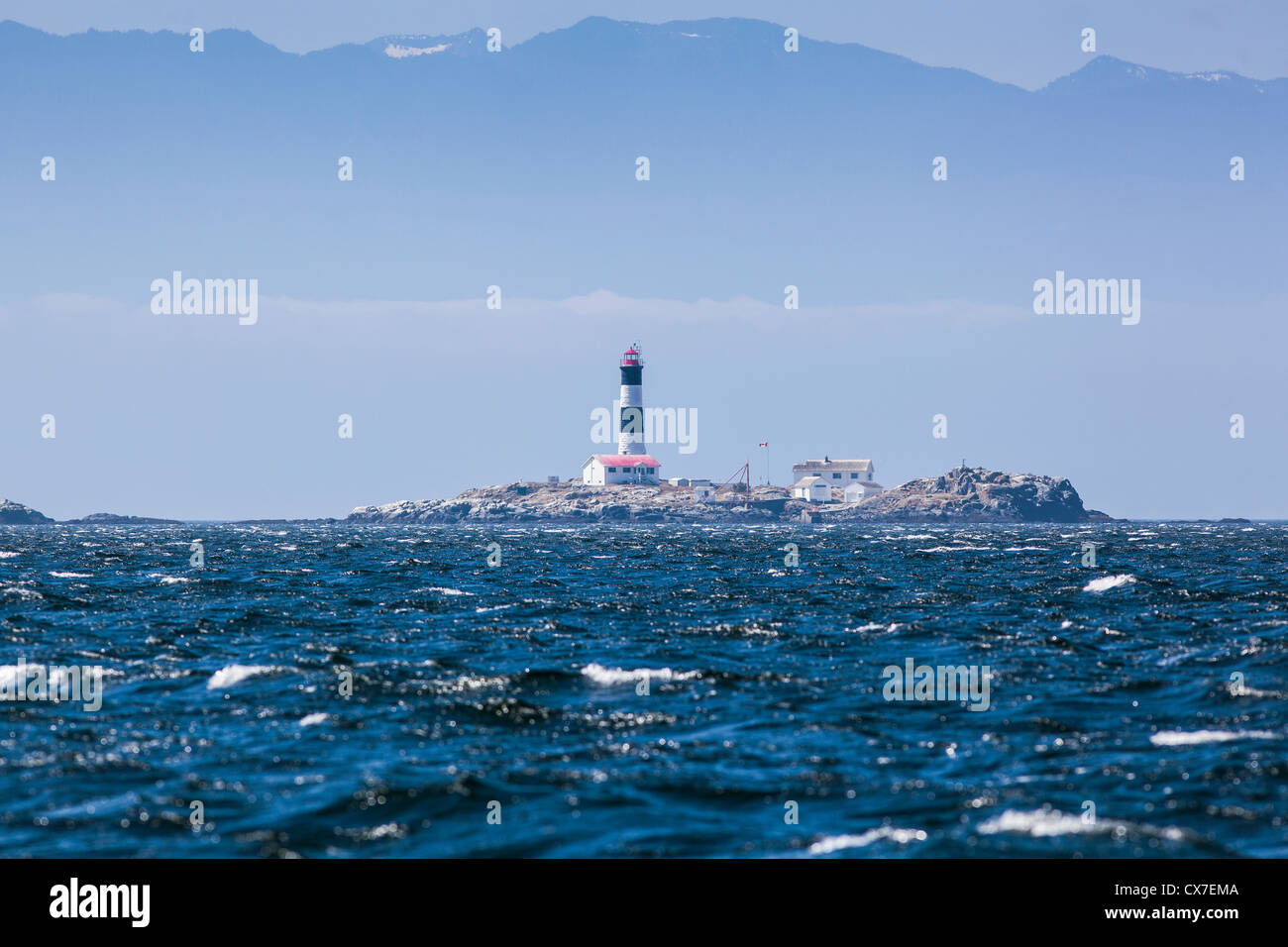 Rennen-Felsen-Leuchtturm befindet sich auf der Juan-De-Fuca-Straße in der Nähe der Südspitze von Vancouver Island; British Columbia, Kanada Stockfoto