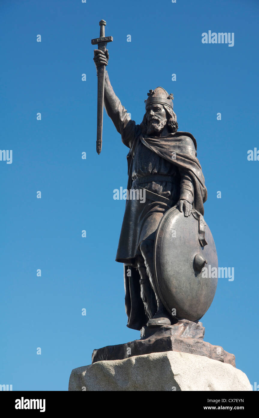 Die Statue von König Alfred dem großen überblickt die Stadt Winchester, historische Hauptstadt des alten Königreichs Wessex. Hampshire, England, Vereinigtes Königreich. Stockfoto