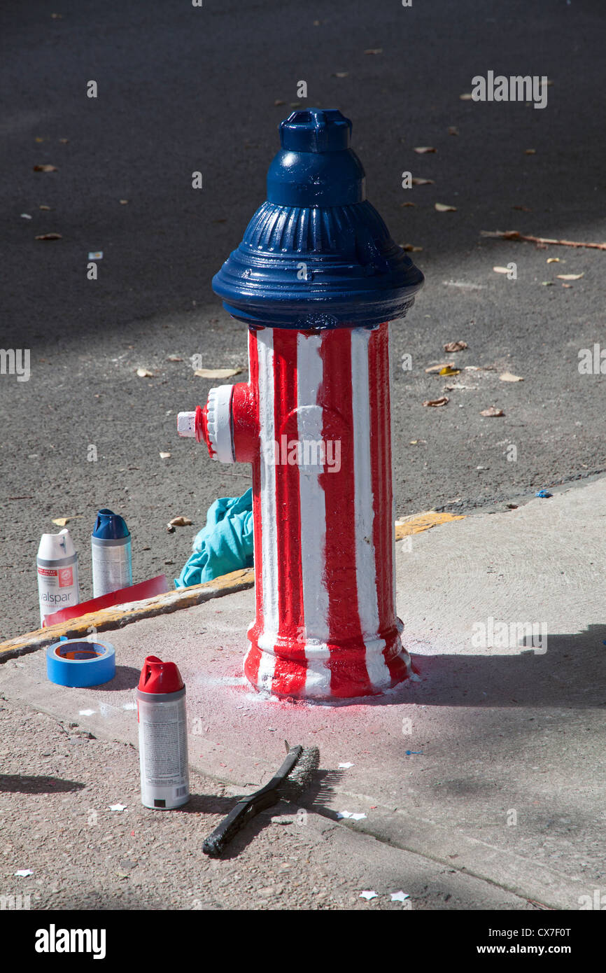 Frisch gestrichene "Red White & Blue" Hydranten, Brooklyn, New York USA Stockfoto