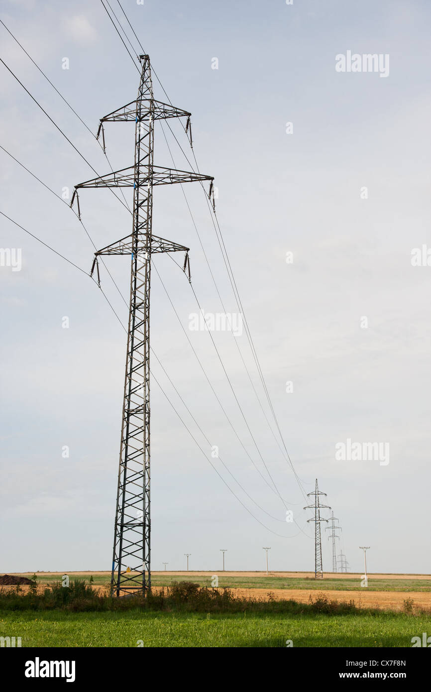 Elektrische Powerlines vor dem Hintergrund des Himmels Stockfoto