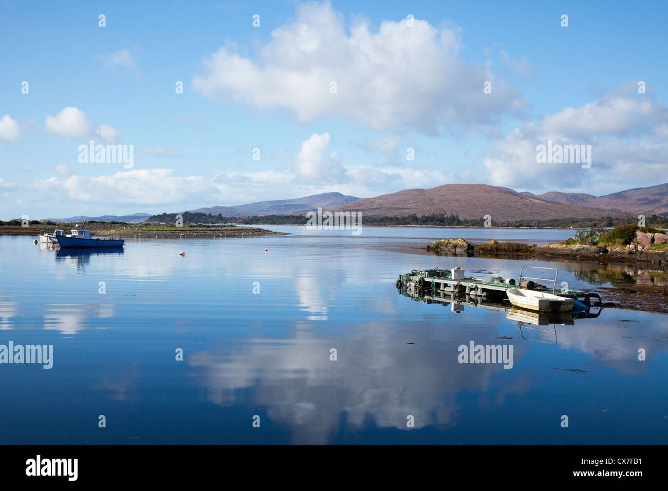 Kenmare Bay am Hafen von Rosdohan, in der Nähe von Sneem; County Kerry, Irland Stockfoto