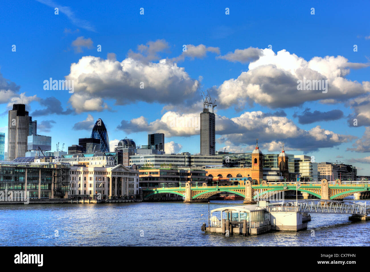 Ansicht der Stadt von der Millennium Bridge, London, UK Stockfoto