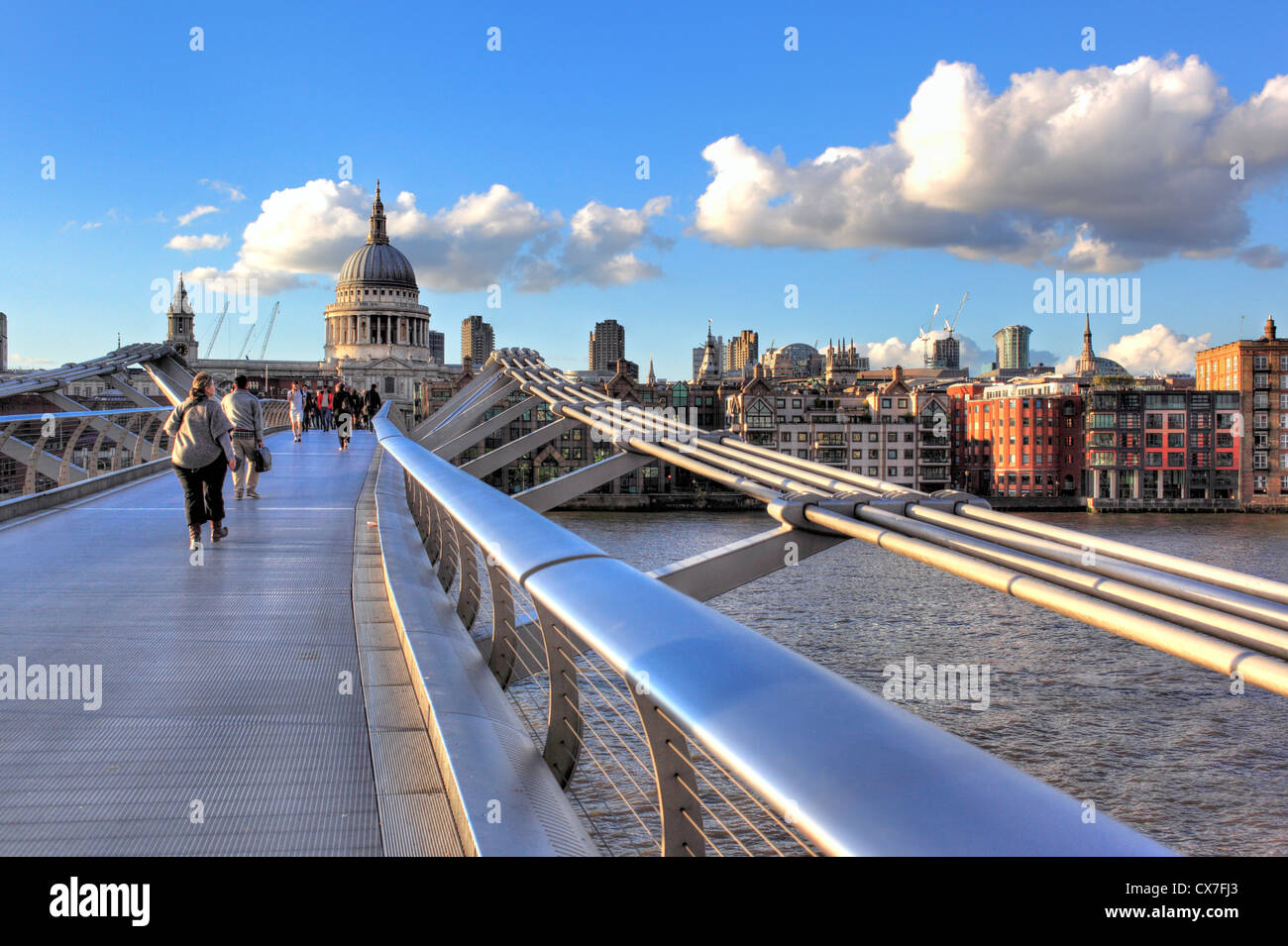 Blick auf St. Pauls Kathedrale von der Millennium Bridge, London, UK Stockfoto