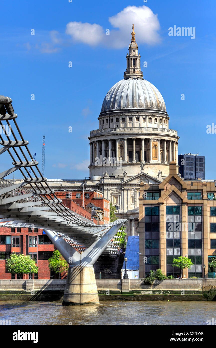 Blick auf St. Pauls Kathedrale von der Millennium Bridge, London, UK Stockfoto