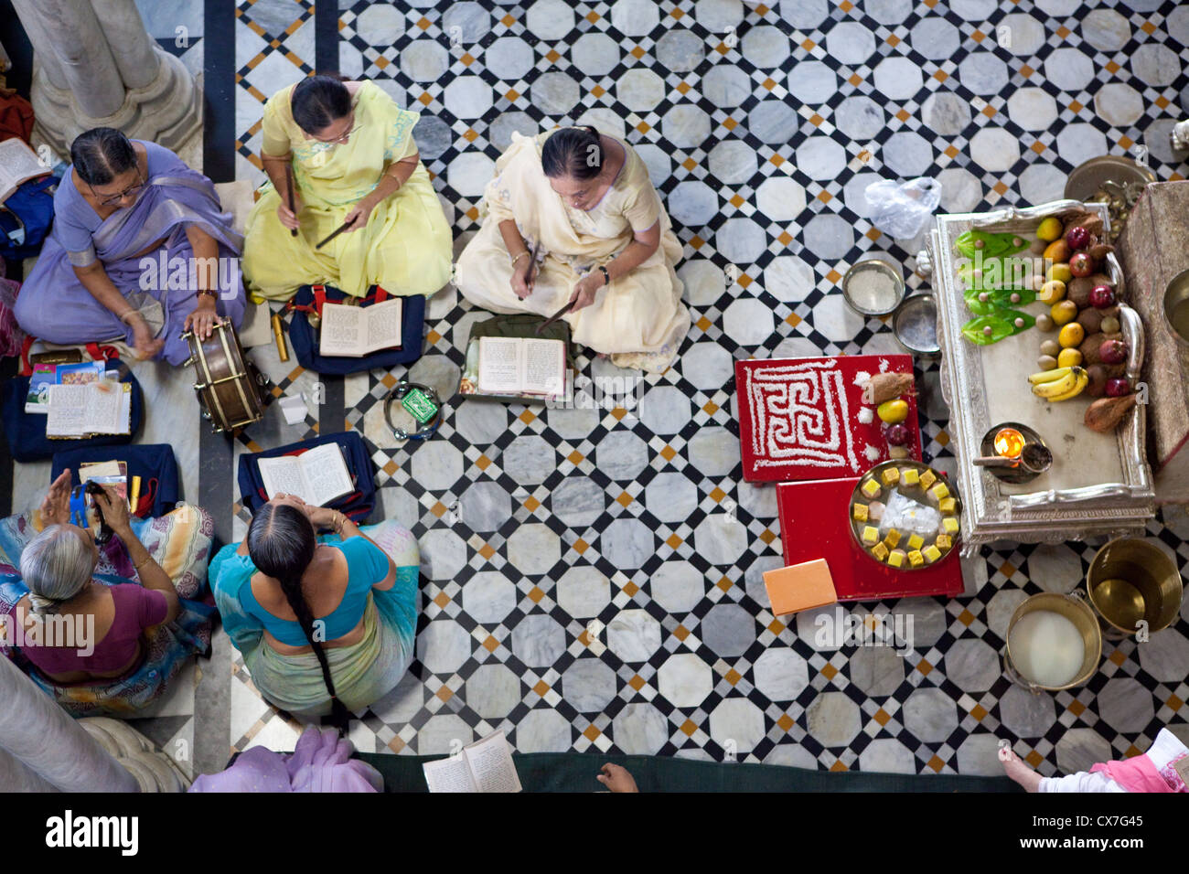 Indische Frauen, die Durchführung einer Zeremonie in einem Tempel in Mumbai Stockfoto