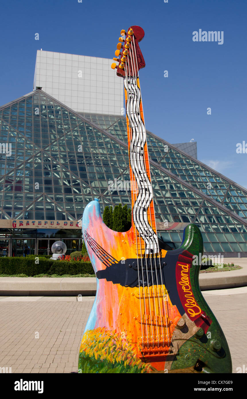Ohio, Cleveland. Rock And Roll Hall Of Fame & Museum. Gigantische Gitarre  Skulptur außerhalb Wahrzeichen Museums Stockfotografie - Alamy