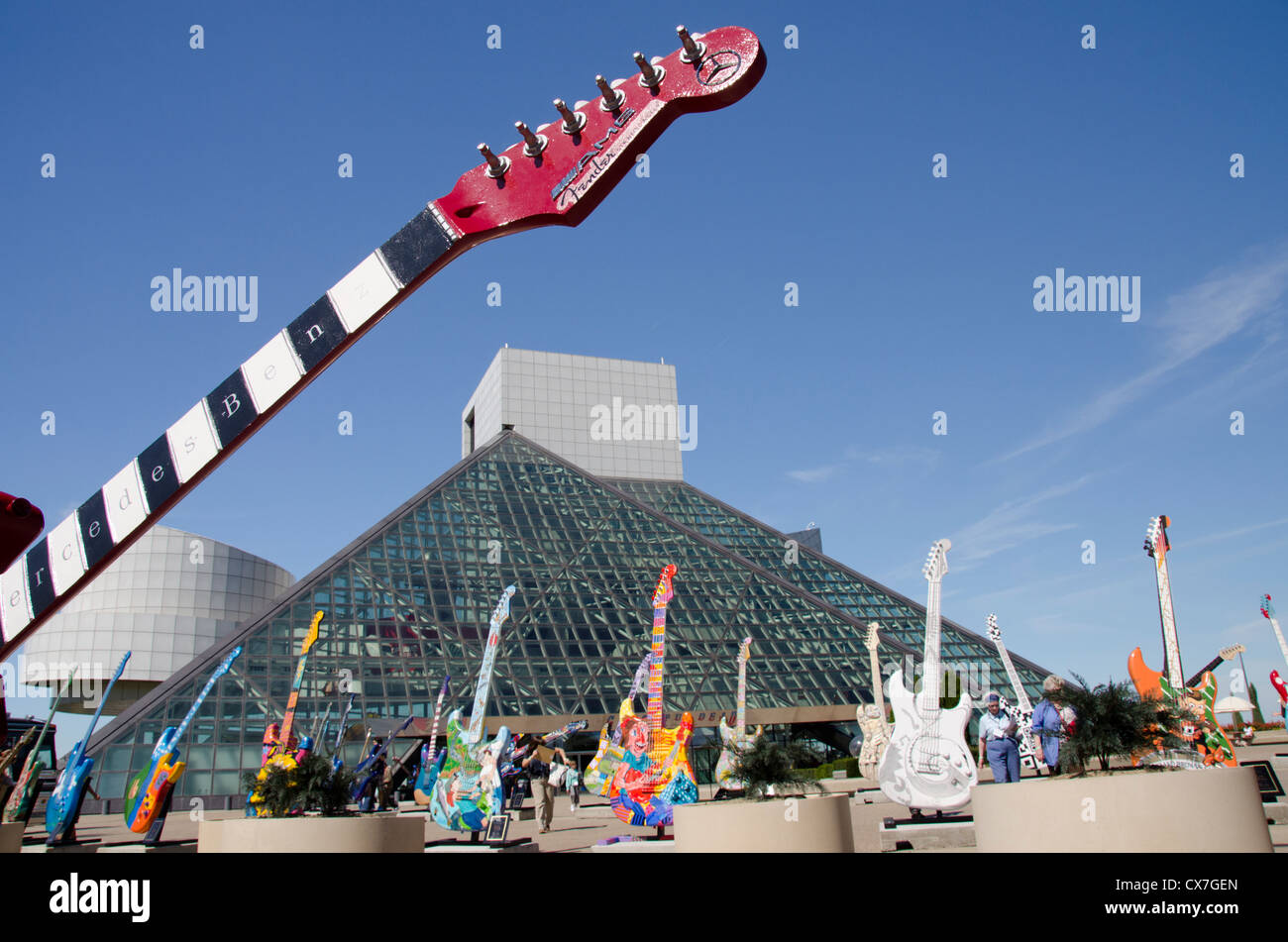 Ohio, Cleveland. Rock And Roll Hall Of Fame & Museum. Gigantische Gitarre Skulptur außerhalb Wahrzeichen Museums. Stockfoto