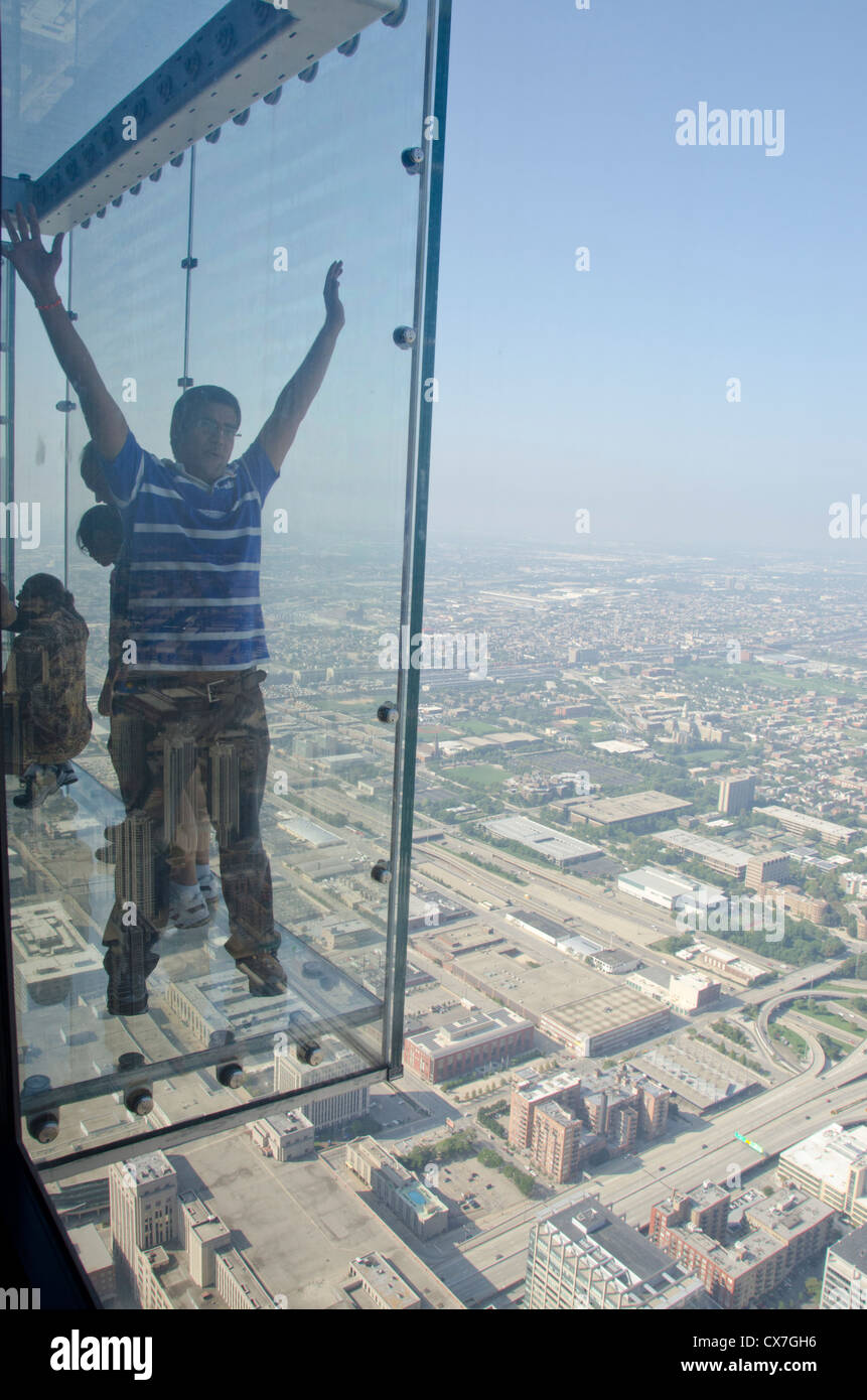 Illinois, Chicago, Willis Tower (aka Sears Tower). Touristen auf dem "Sims" auf Sky Deck Chicago. Stockfoto