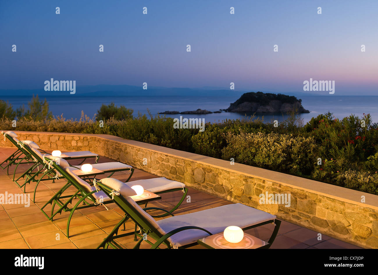 Liegestühle auf Veranda mit herrlicher Aussicht Stockfoto