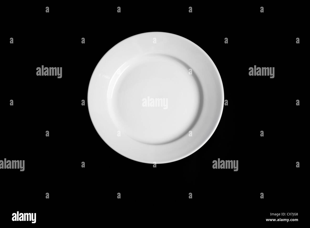 Weiße runde Platte auf schwarzem Hintergrund isoliert Stockfoto
