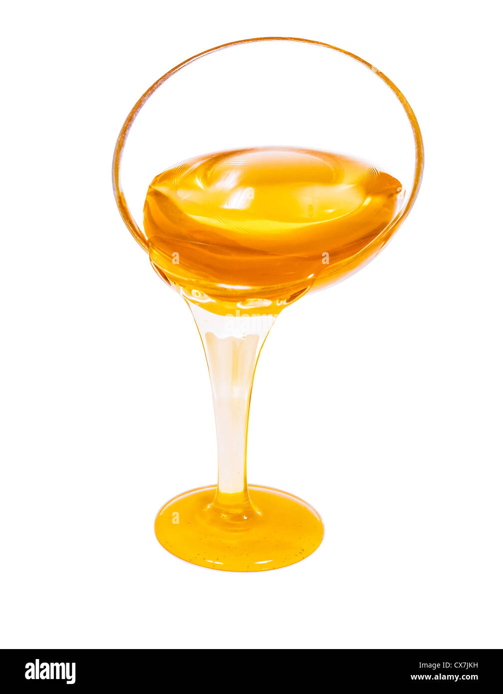 Honig fließen fallen aus Glas Becher isoliert auf weiss Stockfoto