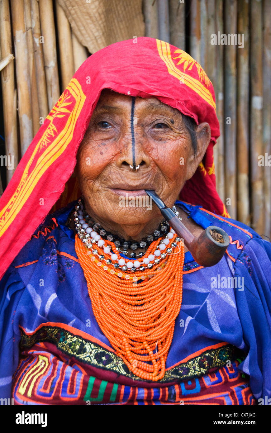 Kuna-Frau raucht eine Pfeife; Playon Chico Dorf, San Blas Inseln, Panama Stockfoto