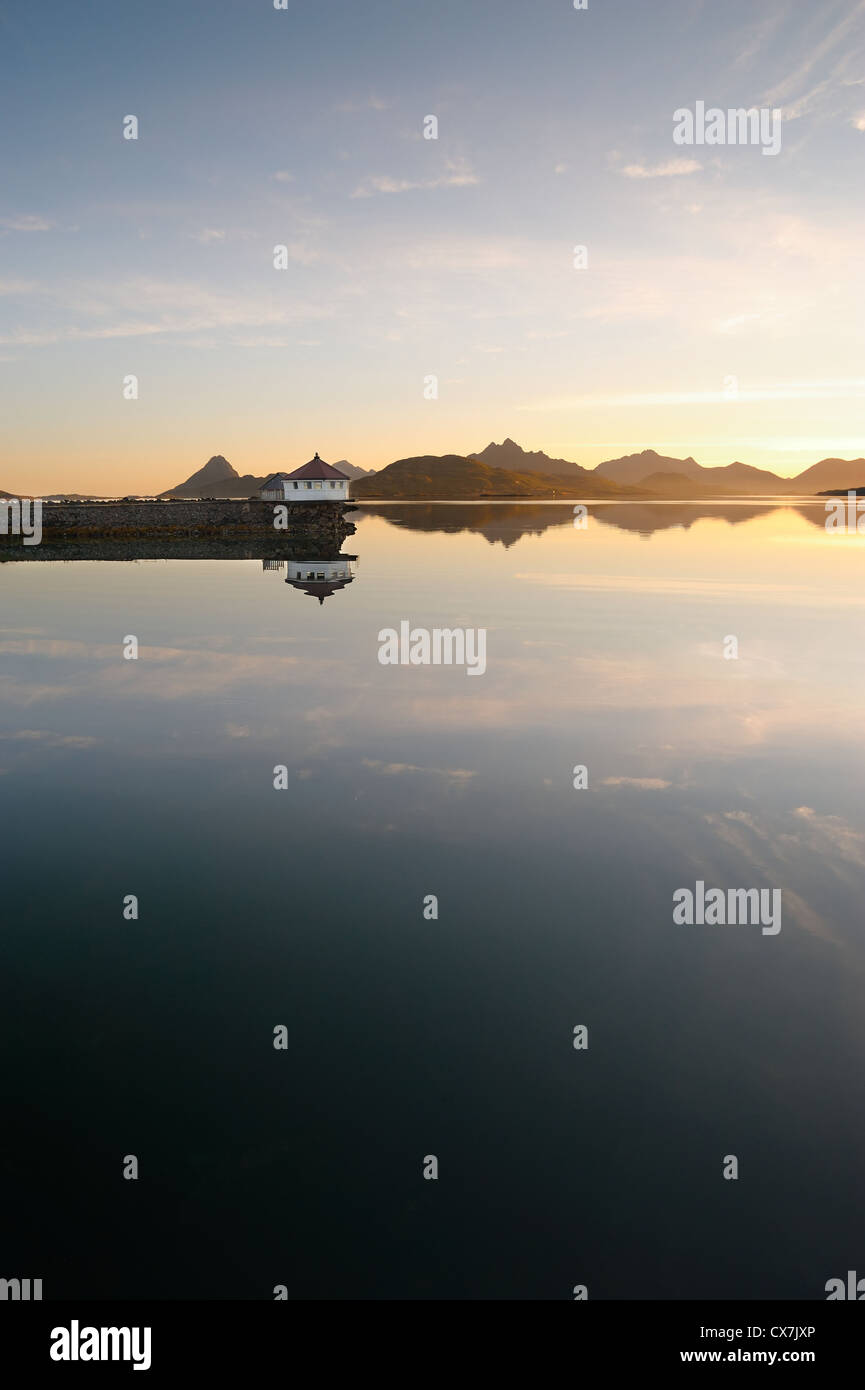 Kleines Haus spiegelt sich in den Gewässern des nördlichen Fjords in Sonne Stockfoto