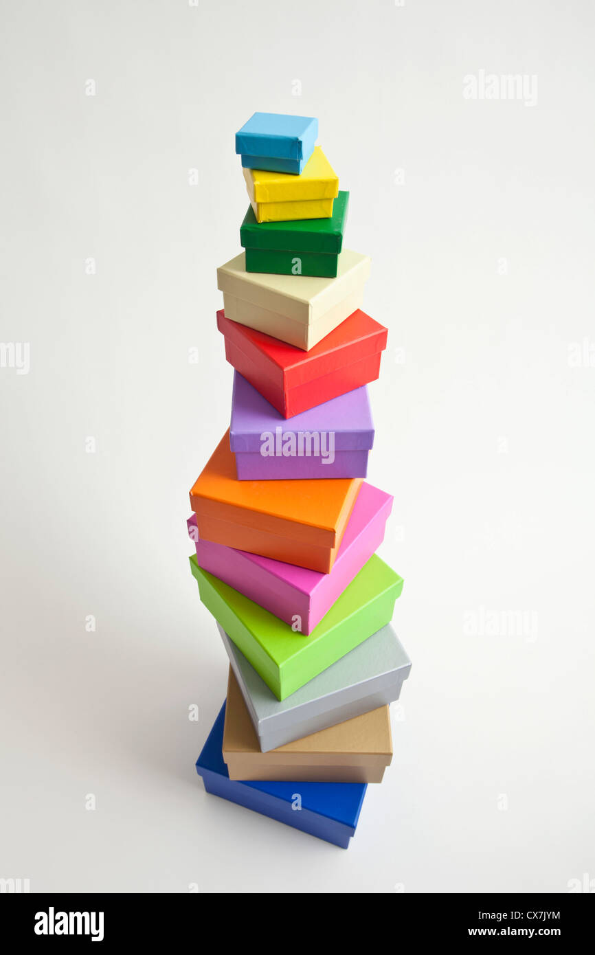 Ein Stapel von Multi farbige Geschenkboxen Stockfoto