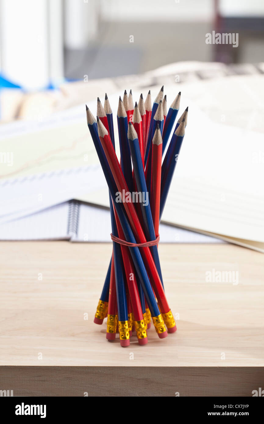 Ein Bündel von gespitzten Bleistiften aufrecht auf einem Schreibtisch Stockfoto