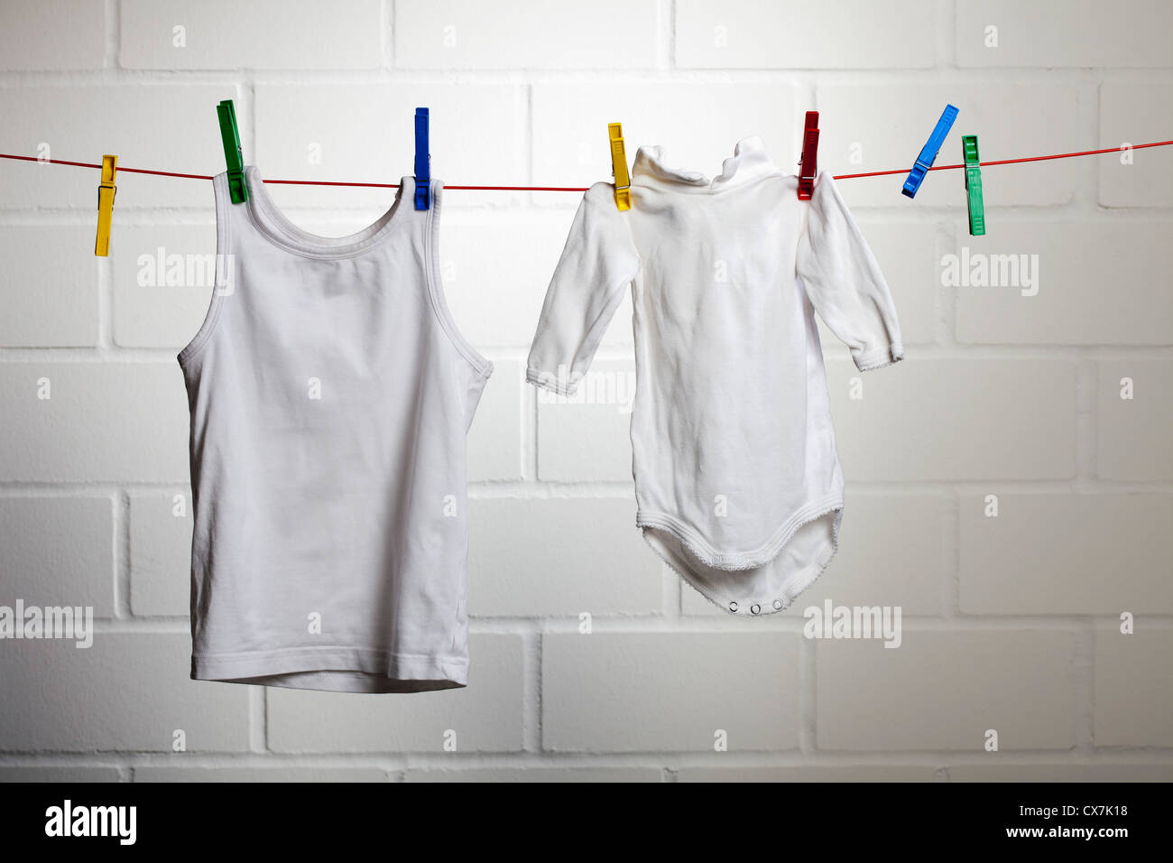 Wäsche auf einer Wäscheleine hängen Stockfoto