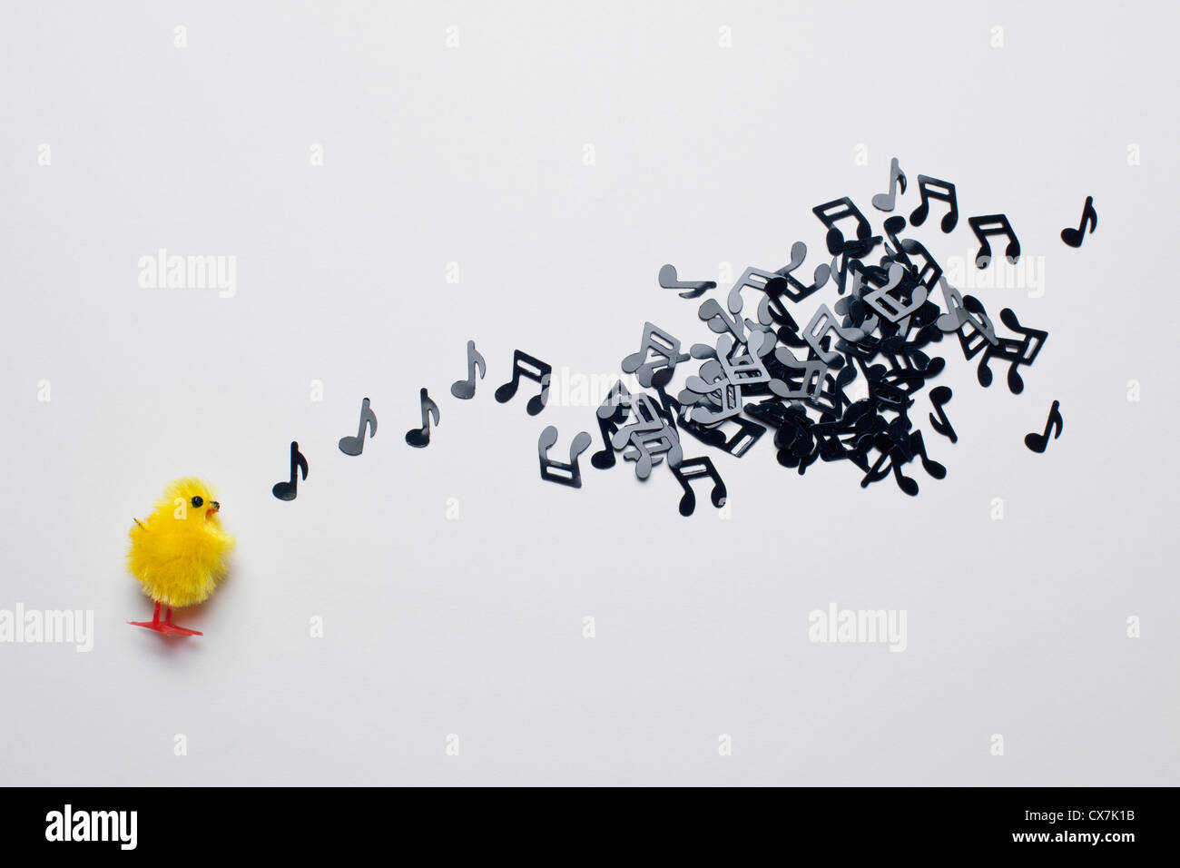 Ein Spielzeug-Osterküken neben einer Gruppe von Noten Stockfoto