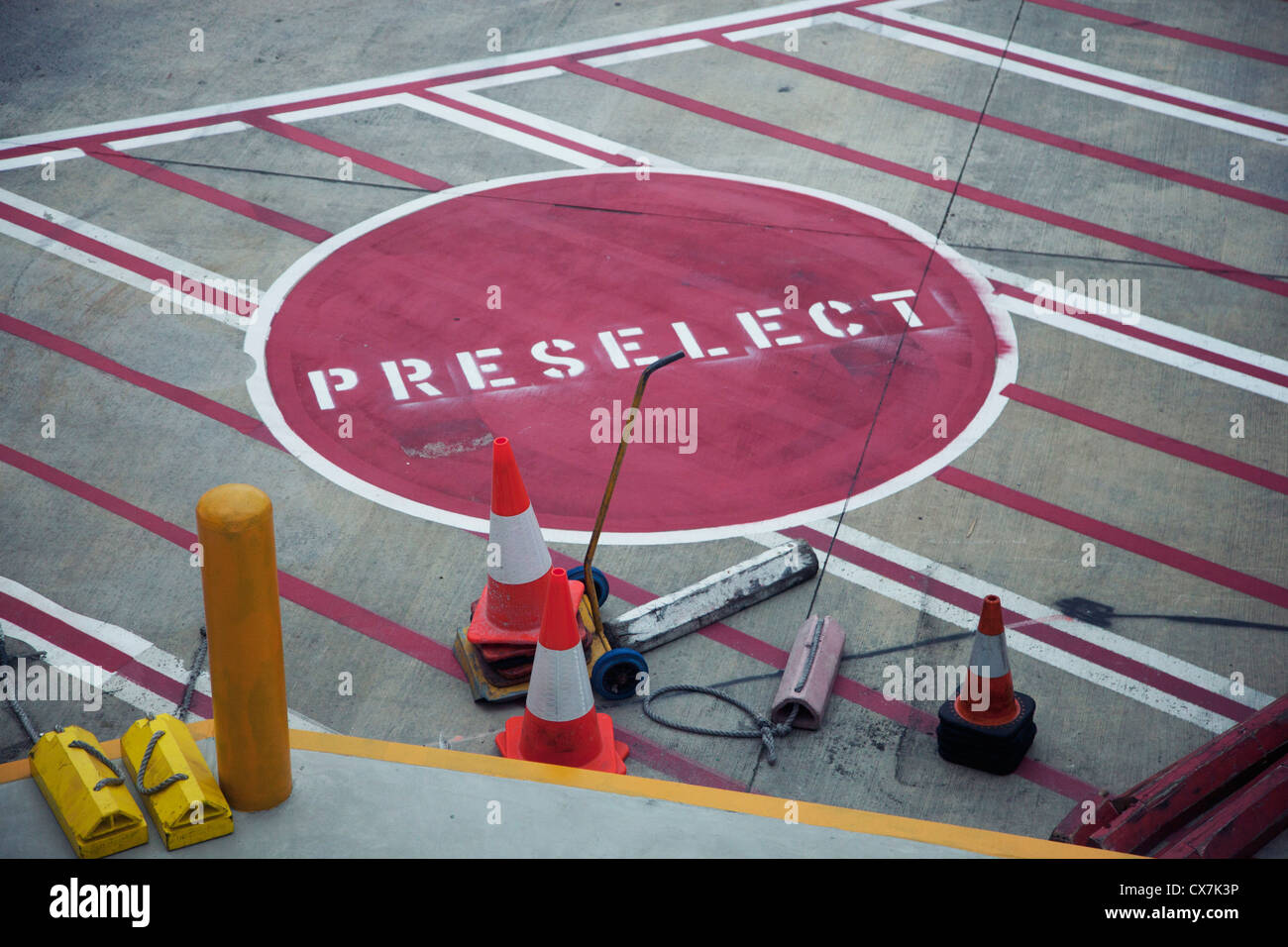Straße Kennzeichnung "Preselect" auf der Landebahn des Flughafens Stockfoto
