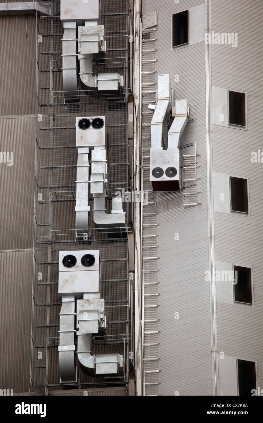 Anthropomorphe Lüftungsschlitze an der Seite des Gebäudes Stockfoto