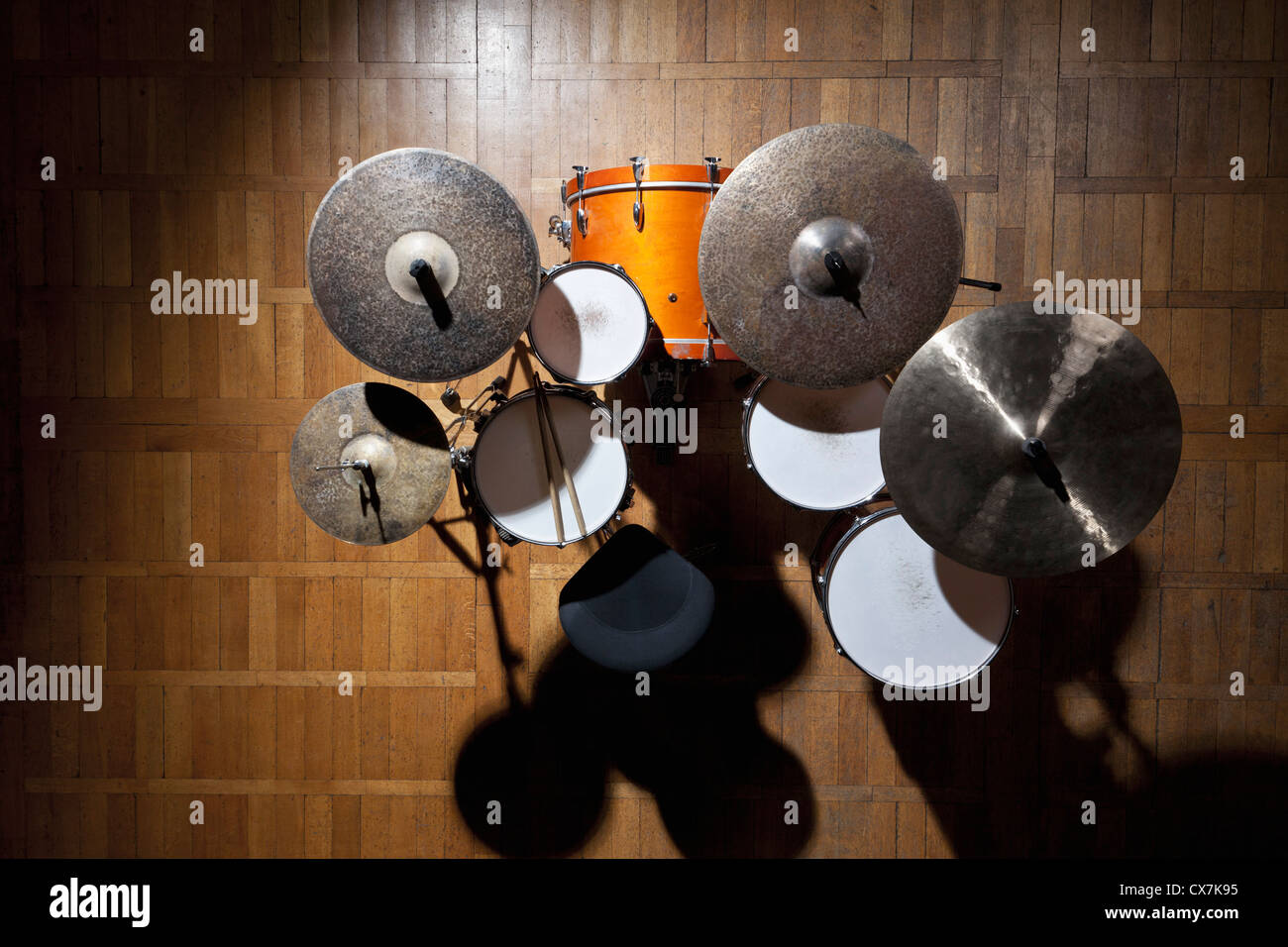Schattierte Schlagzeug auf der Bühne im Rampenlicht Stockfoto