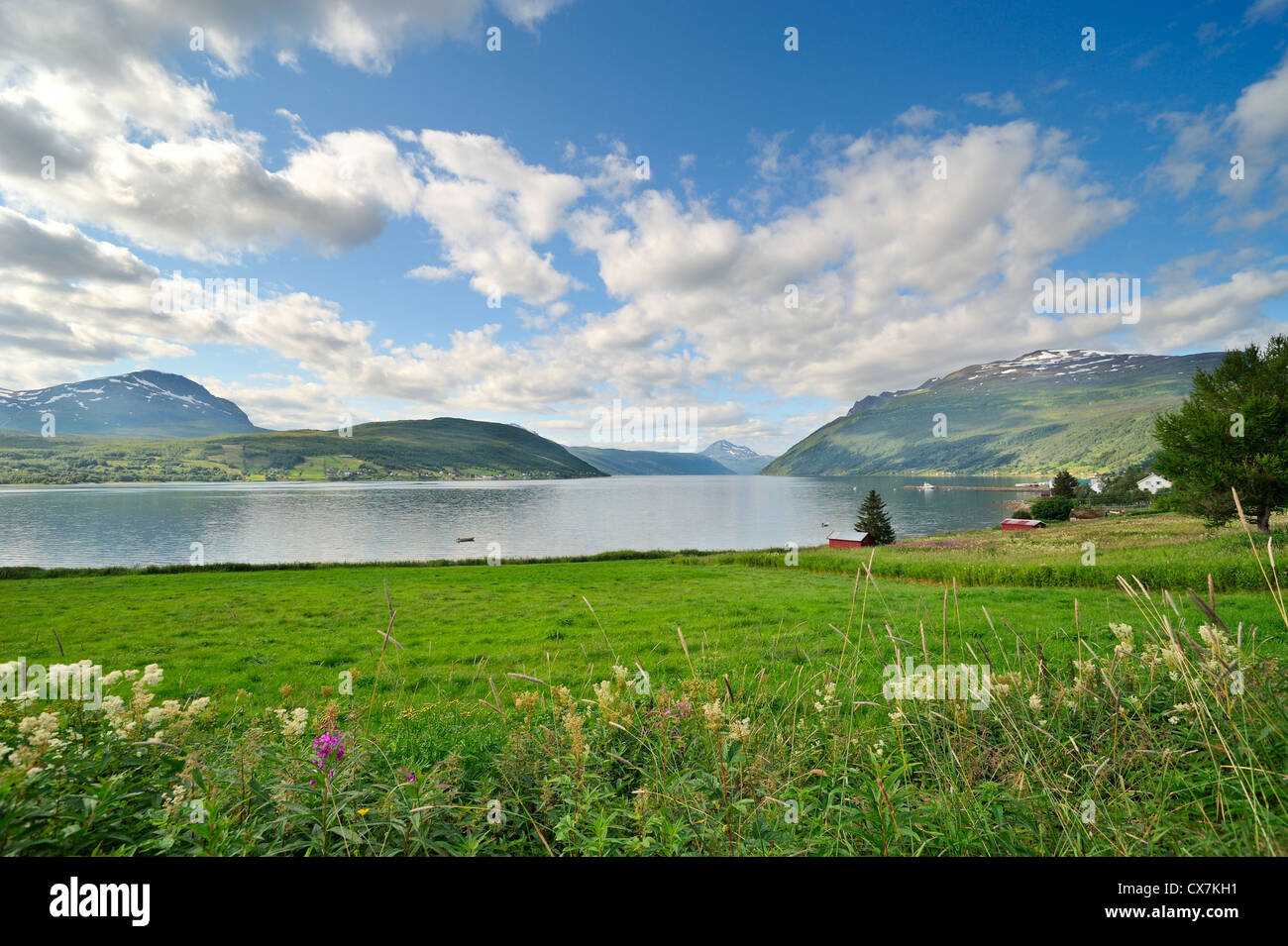 Bergsee in den nördlichen norwegischen Bergen Stockfoto