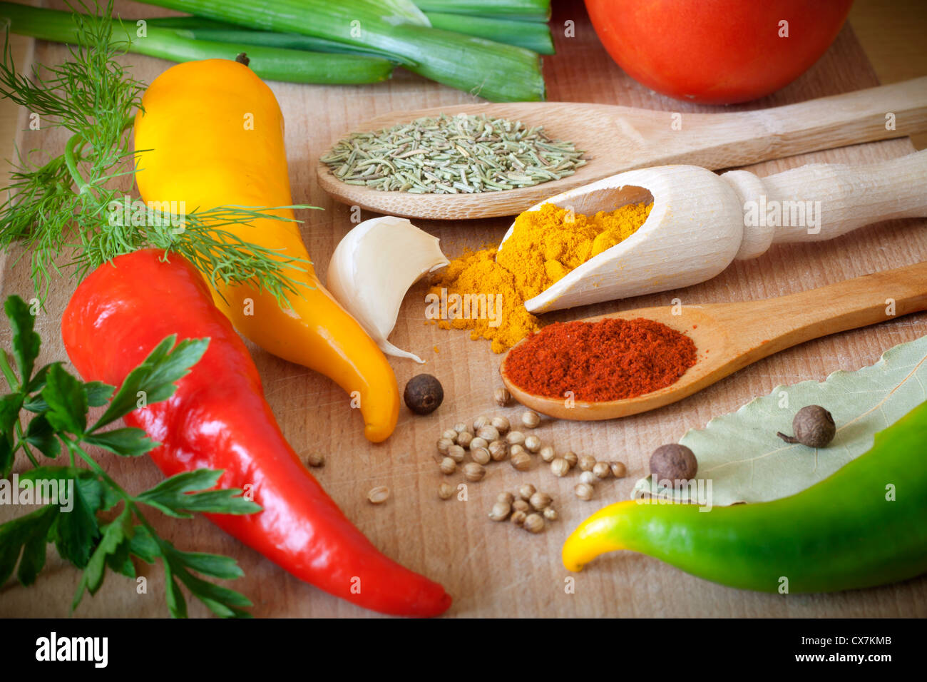 Scharfe Gewürze Kräuter und Gemüse auf Schreibtisch in Küche Stockfoto