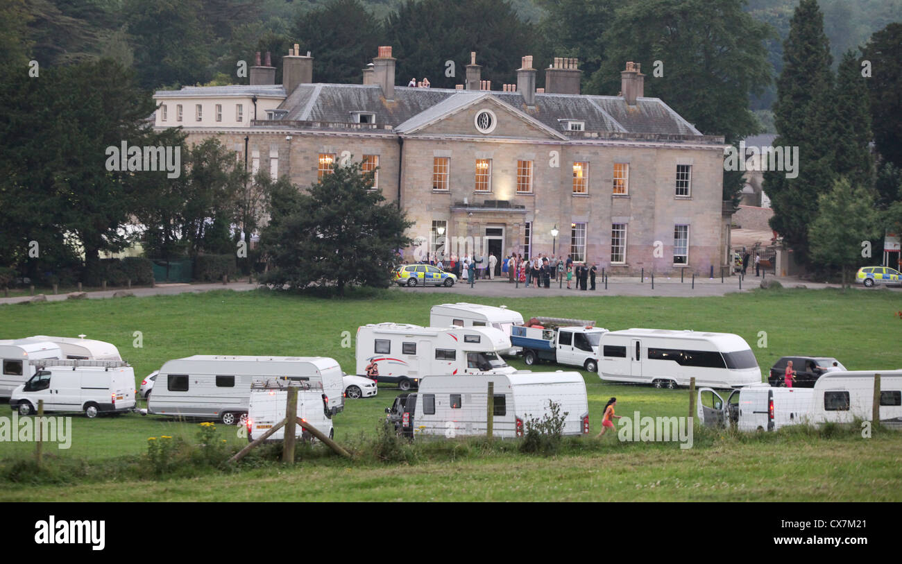 Reisende steigen auf Stanmer House in der Nähe von Brighton während einer Hochzeit. Bild von James Boardman. Stockfoto