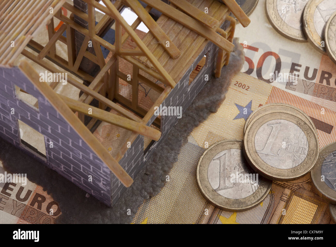 Ein teilweise gebaute Miniaturmodell eines Hauses stehenden auf EU-Währung Stockfoto