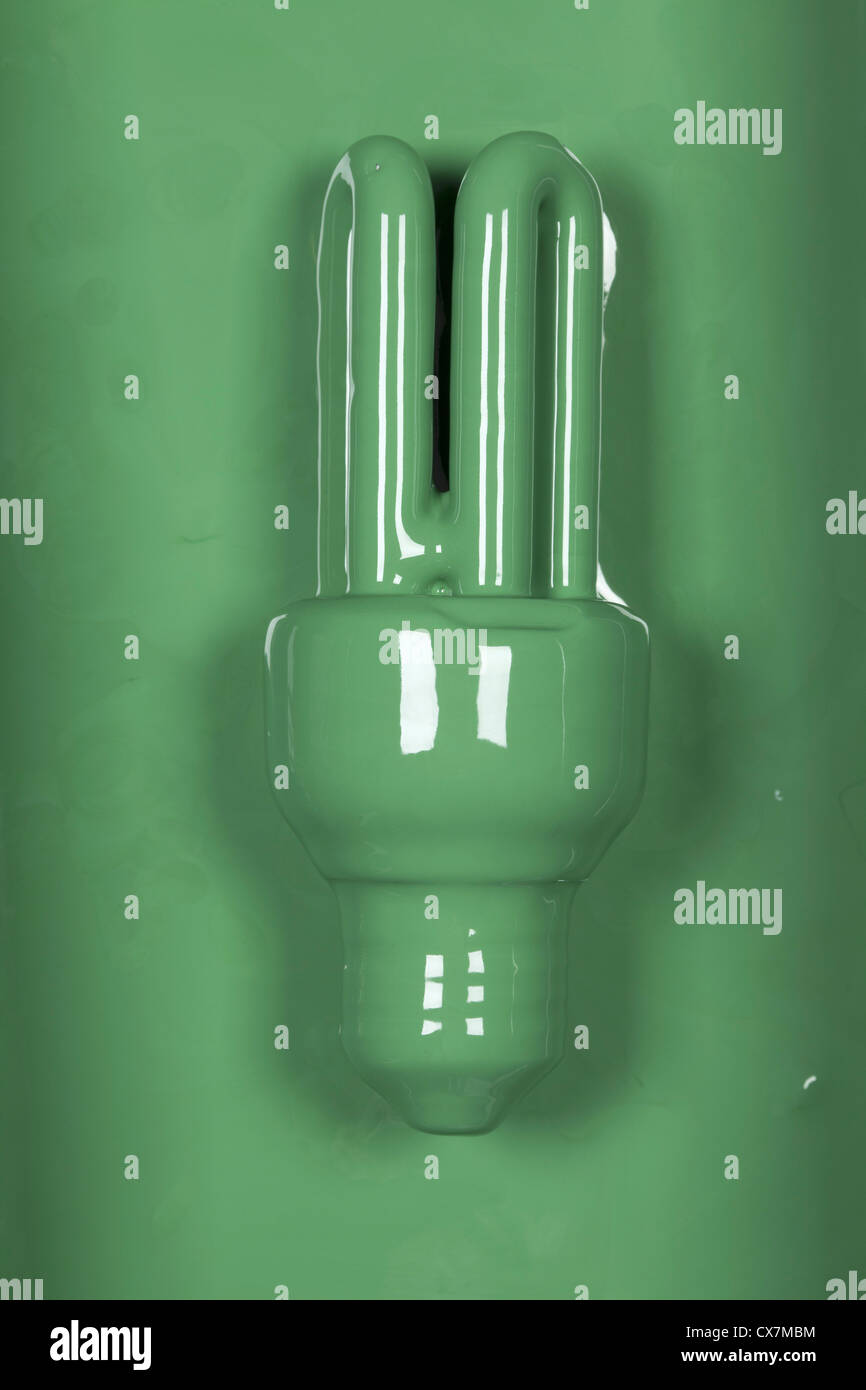 Eine Energie-effiziente Glühbirne grün bemalt Stockfoto