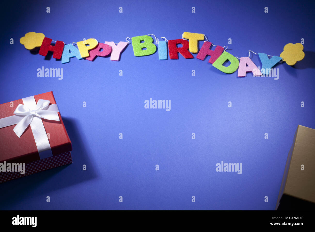 Geschenke zum Geburtstag und ein Banner lesen alles Gute zum Geburtstag Stockfoto