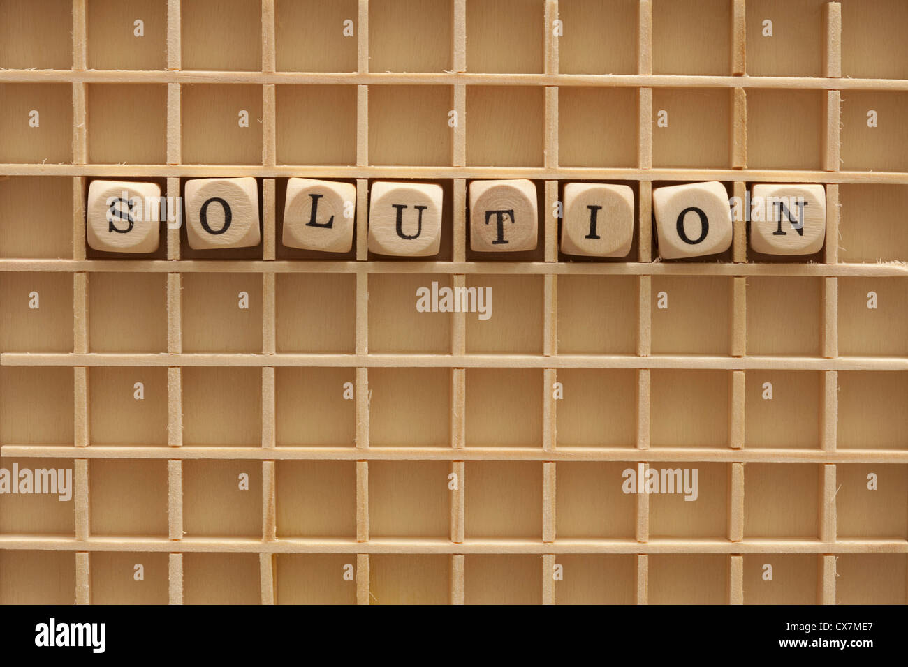 Ein Raster mit beschrifteten Würfel Schreibweise des Wortes Lösung Stockfoto