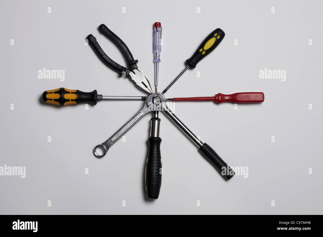 Verschiedene Werkzeuge in einem Kreis angeordnet, in der Mitte verbunden Stockfoto