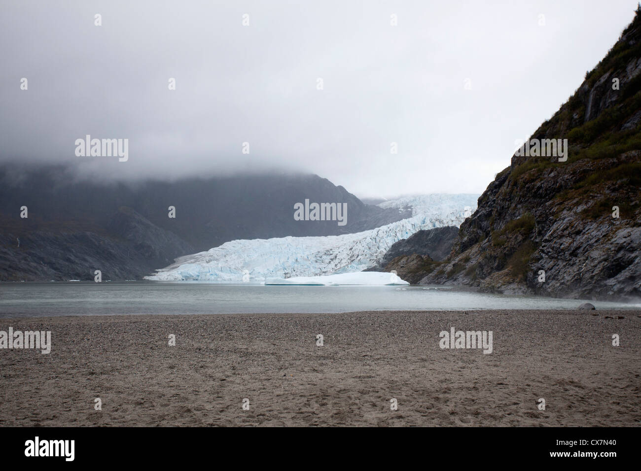 Eine entfernte Person steht an einem Strand in der Nähe von Mendenhall Gletscher, Alaska Stockfoto
