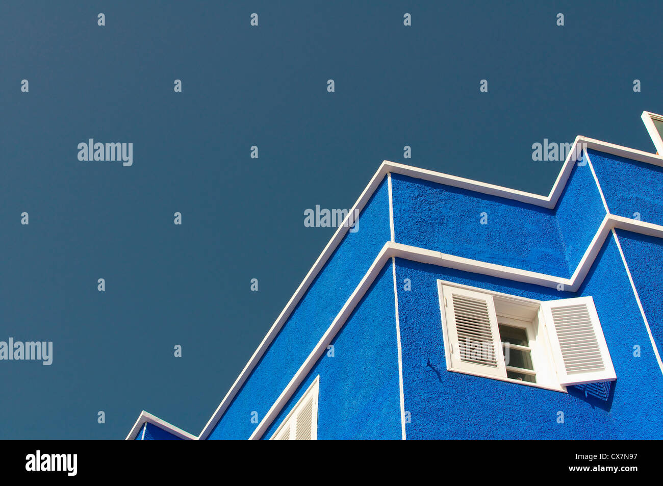Zick-Zack-Muster der Umriss des Hauses gegen klaren Himmel Stockfoto