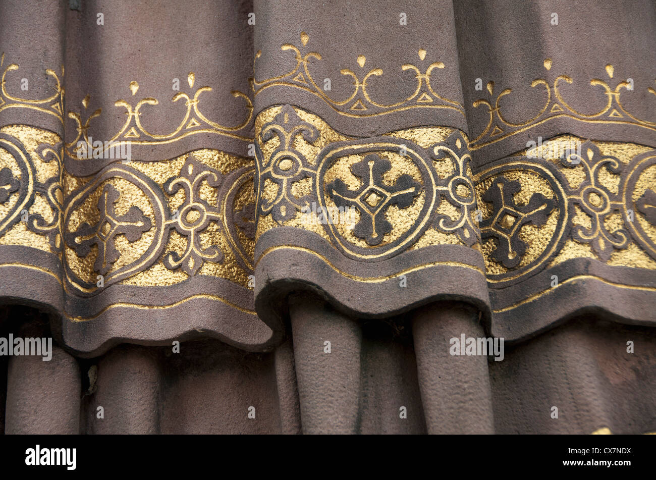 Goldene Details des Kleidungsstücks auf klerikale Statue des St. Ansgar Stockfoto