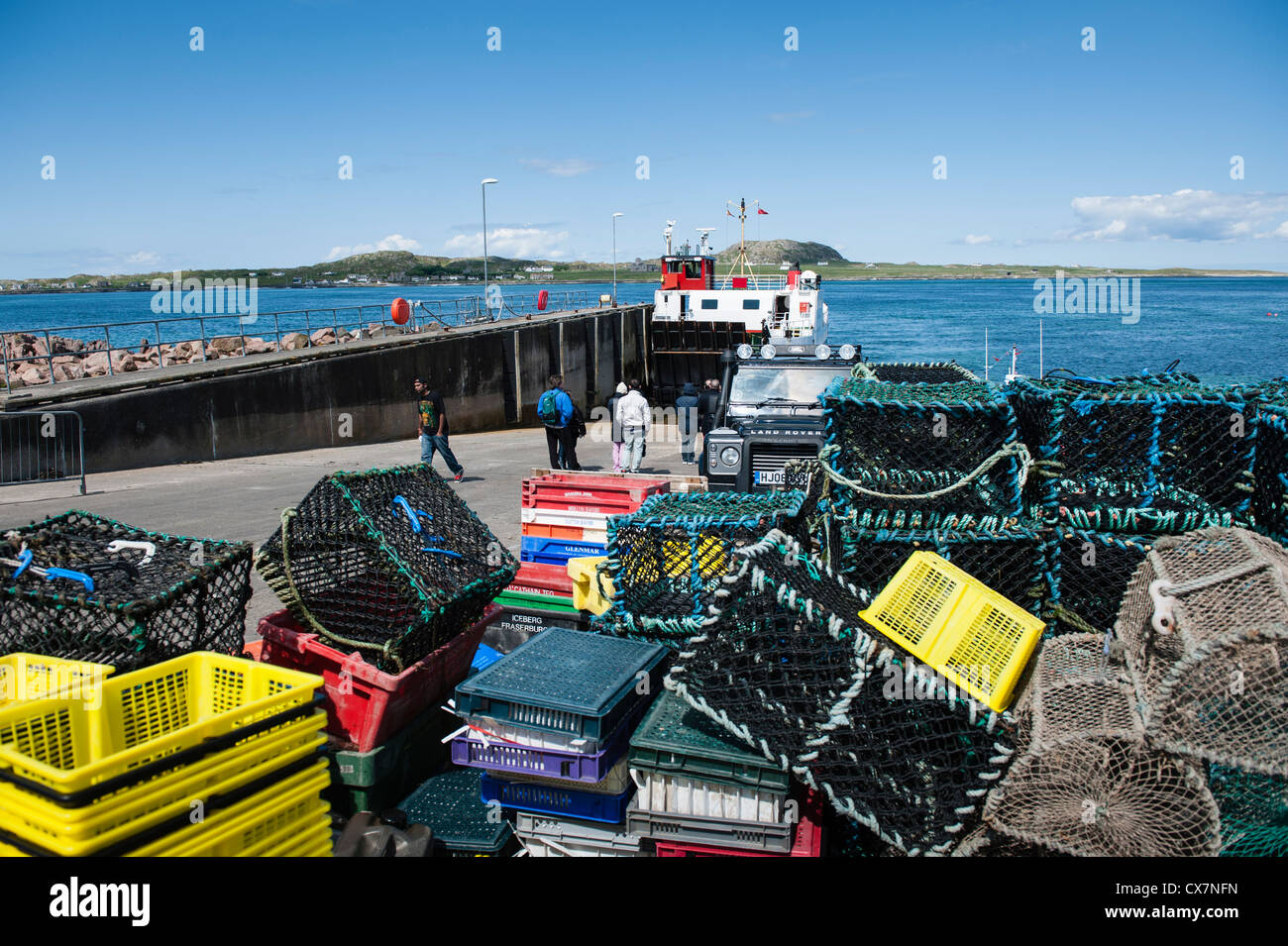 Fionnphort Hafen mit Fischerbooten, Krabbe Töpfe und die Fähre nach Iona Stockfoto