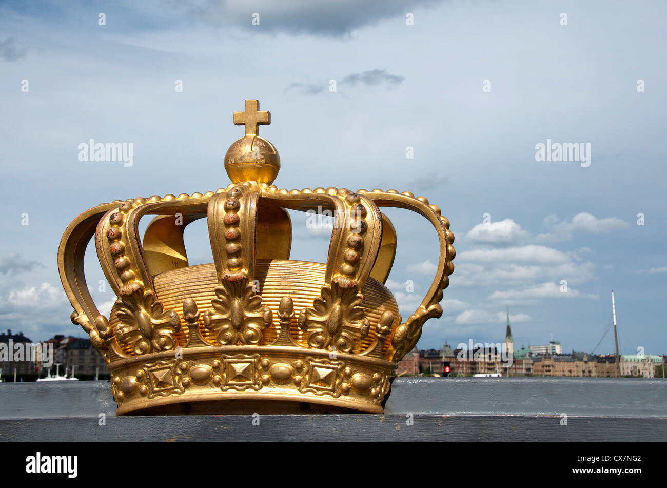 Königliche Schwedische Krone auf Skeppsholmen Brücke Stockfoto