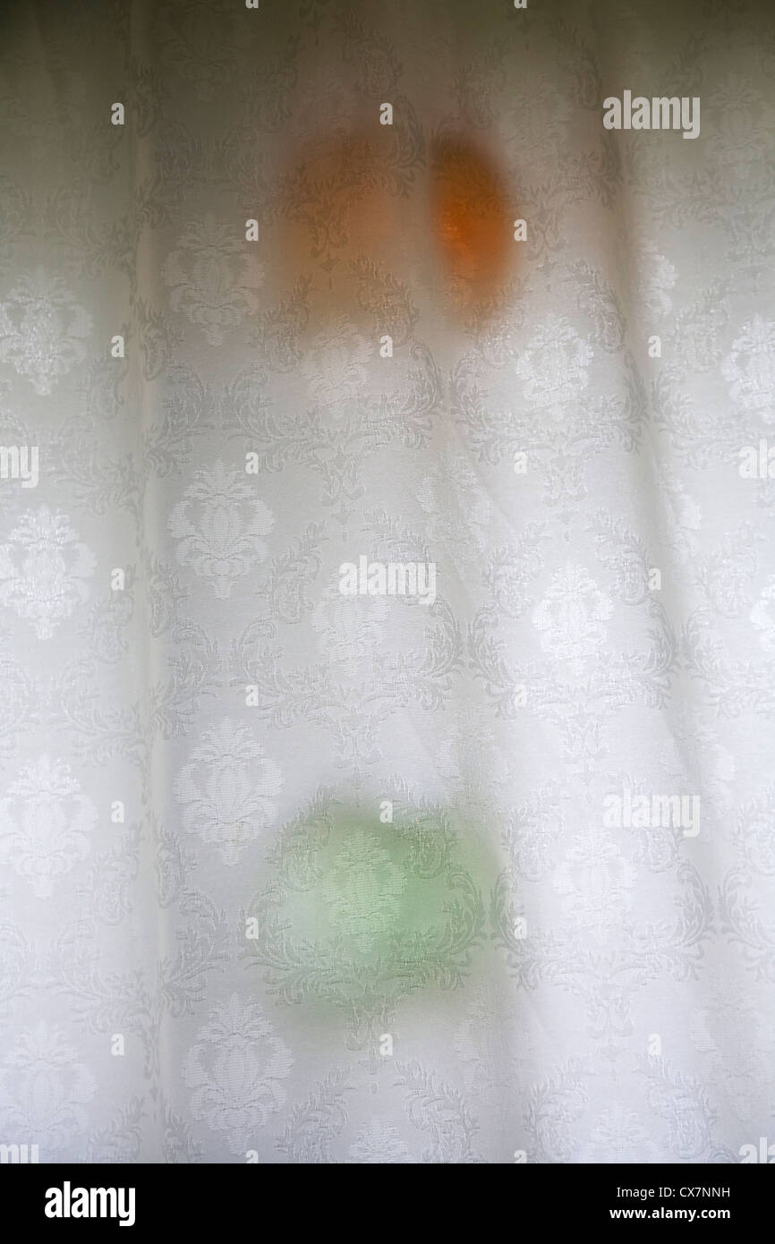 Runde Objekte hinter dem Vorhang Stockfoto