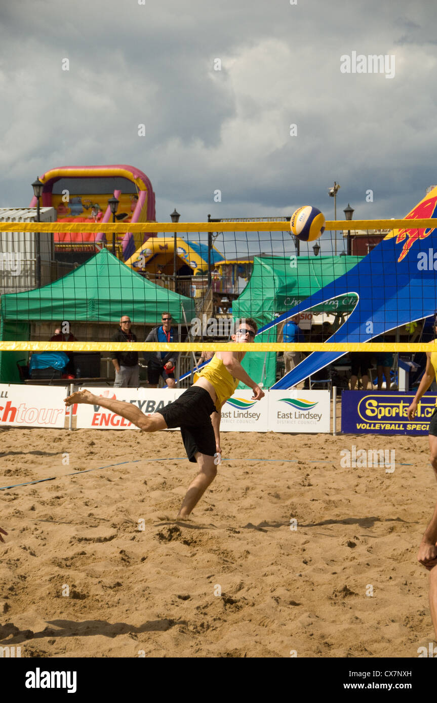 Mens-Volleyball am Strand von Skegness Stockfoto