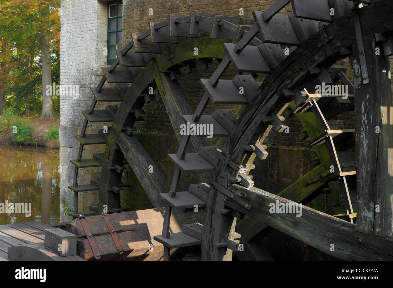 zwei Räder einer alten Wasser angetrieben Sägewerk in den Niederlanden Stockfoto