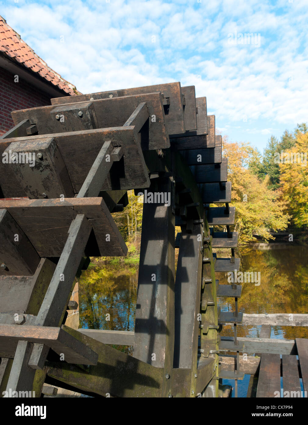 Nahaufnahme eines Rades eine alte Wassermühle angetriebene Sägemühle in den Niederlanden Stockfoto