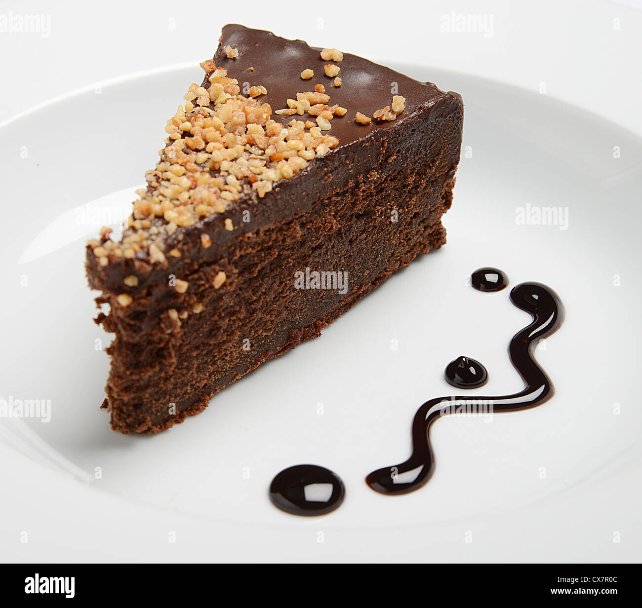Schokoladenkuchen mit Nüssen auf weiß Stockfoto