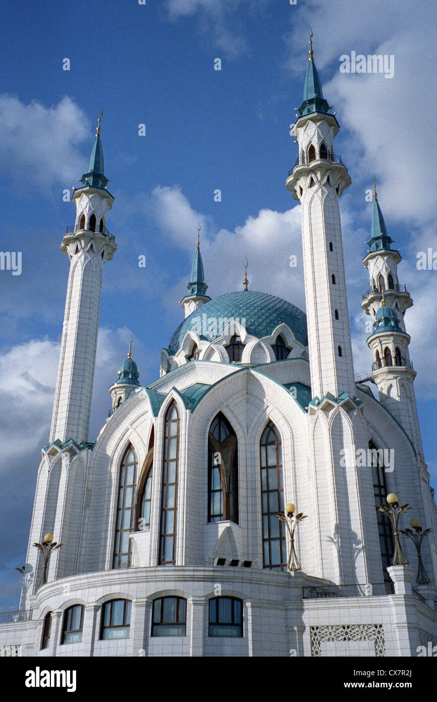 Fassade des Qolsharif Moschee gegen bewölktem Himmel im Kasaner Kreml, Russland Stockfoto