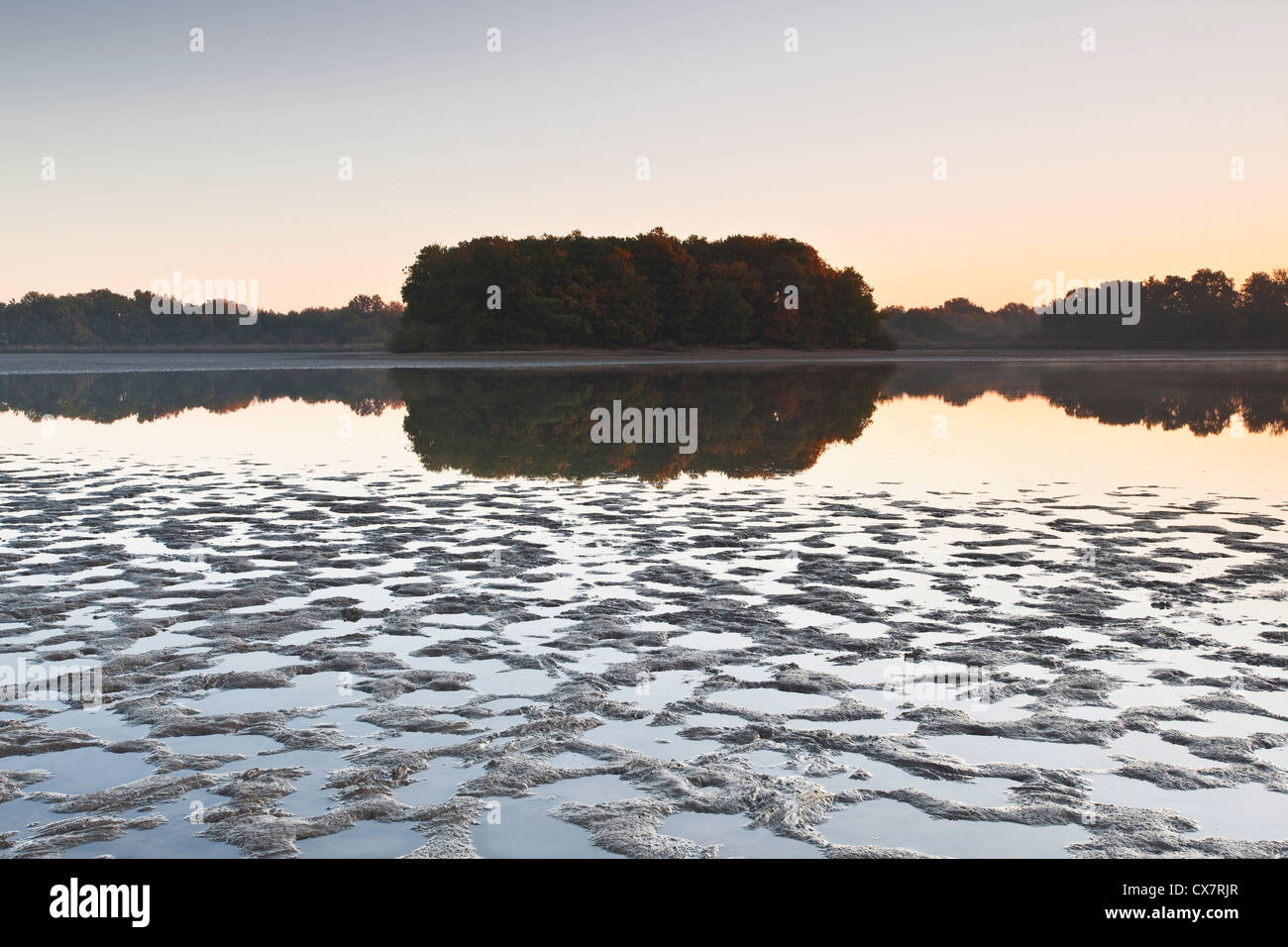 Ein See in der Dämmerung in La Brenne Region Zentralfrankreich. Stockfoto